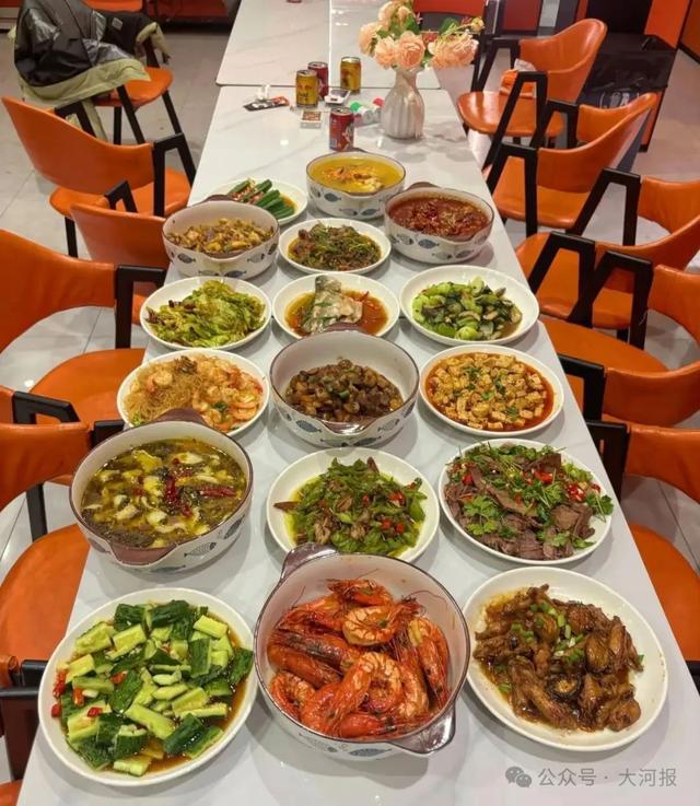 九游体育网站：女子穿瑜伽裤上门做饭月入2万元称：不是为流量健身服是日常穿搭(图5)