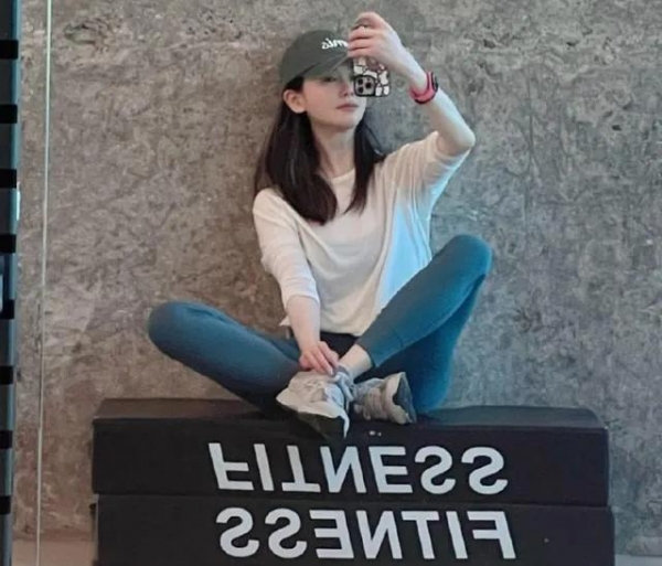 左小青穿瑜伽裤健身身材堪称中年女星天花板(图2)