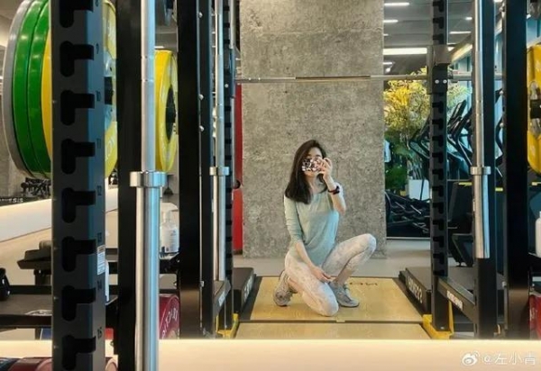 左小青穿瑜伽裤健身身材堪称中年女星天花板(图3)