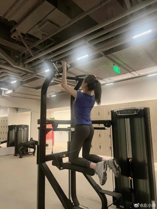 左小青穿瑜伽裤健身身材堪称中年女星天花板(图4)