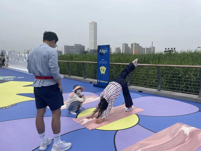 探徐汇｜千人瑜伽霸屏徐汇滨江！网友：下次再组队！(图2)