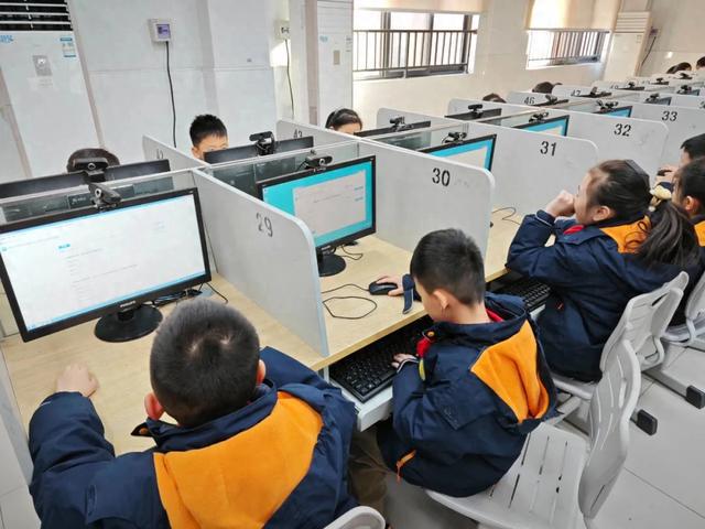 九游体育：中原区西悦城第二小学探索人工智能教育新体系(图1)