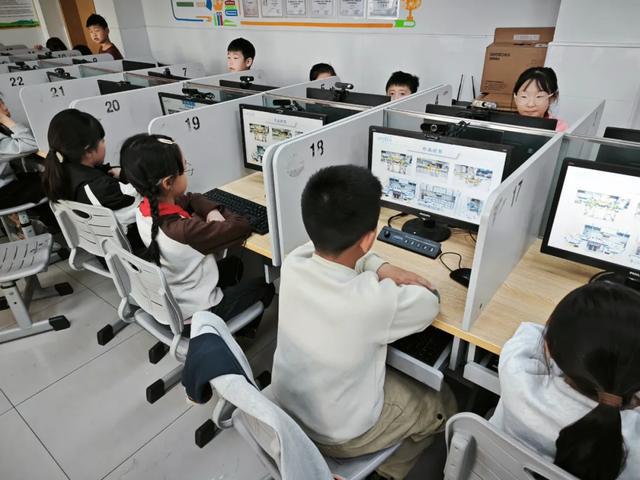九游体育：中原区西悦城第二小学探索人工智能教育新体系(图2)