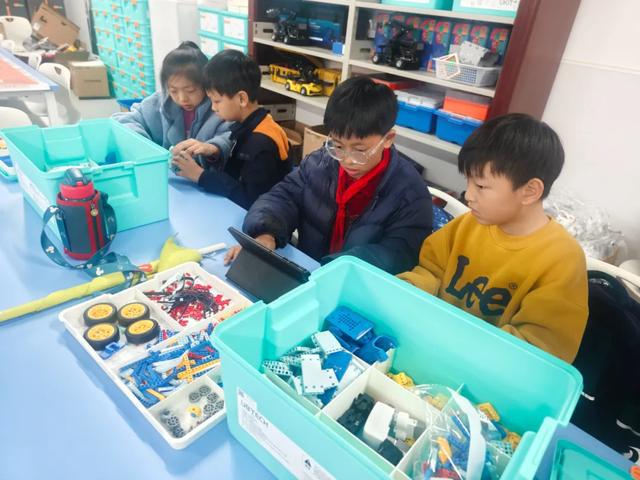 九游体育：中原区西悦城第二小学探索人工智能教育新体系(图3)