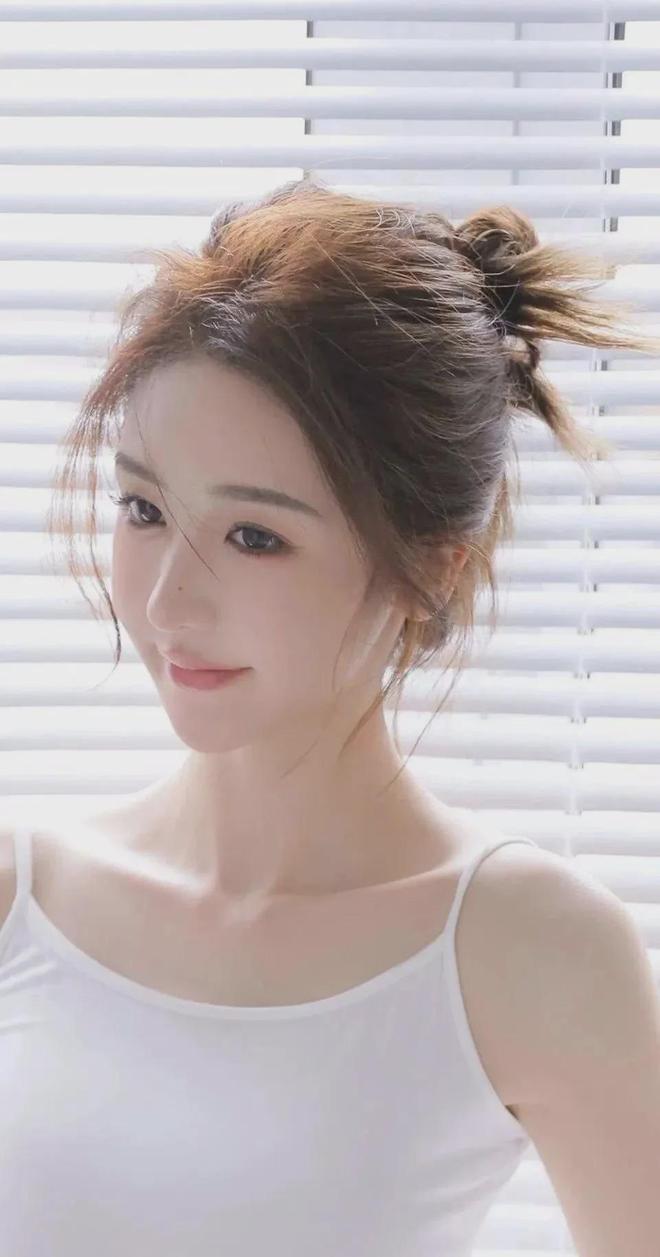 九游体育：妻子在健身房练瑜伽V8(图1)