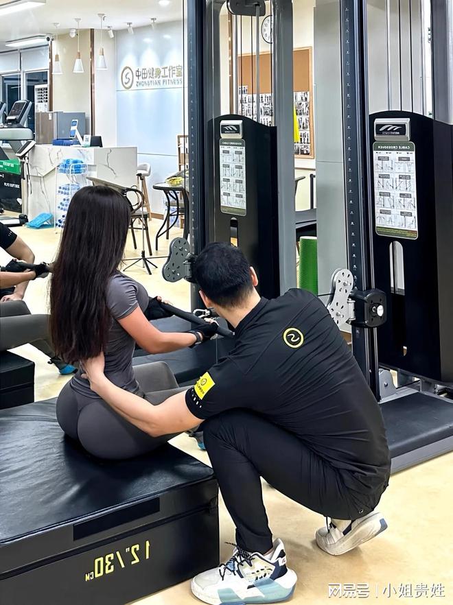 女生在健身房为什么总喜欢穿瑜伽服真的搞不懂(图3)