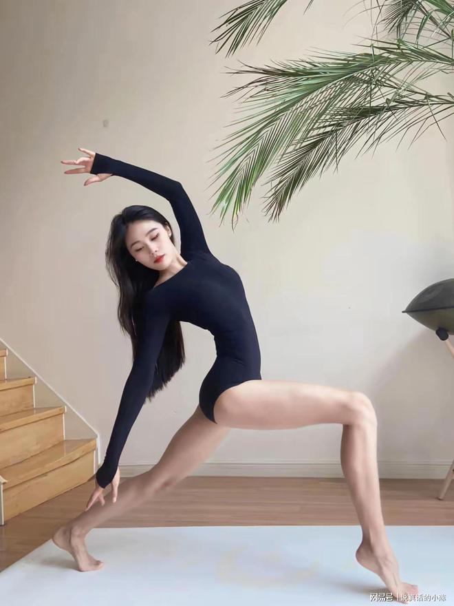 性感尤物女子秀瑜伽高难度动作让人欲罢不能(图4)