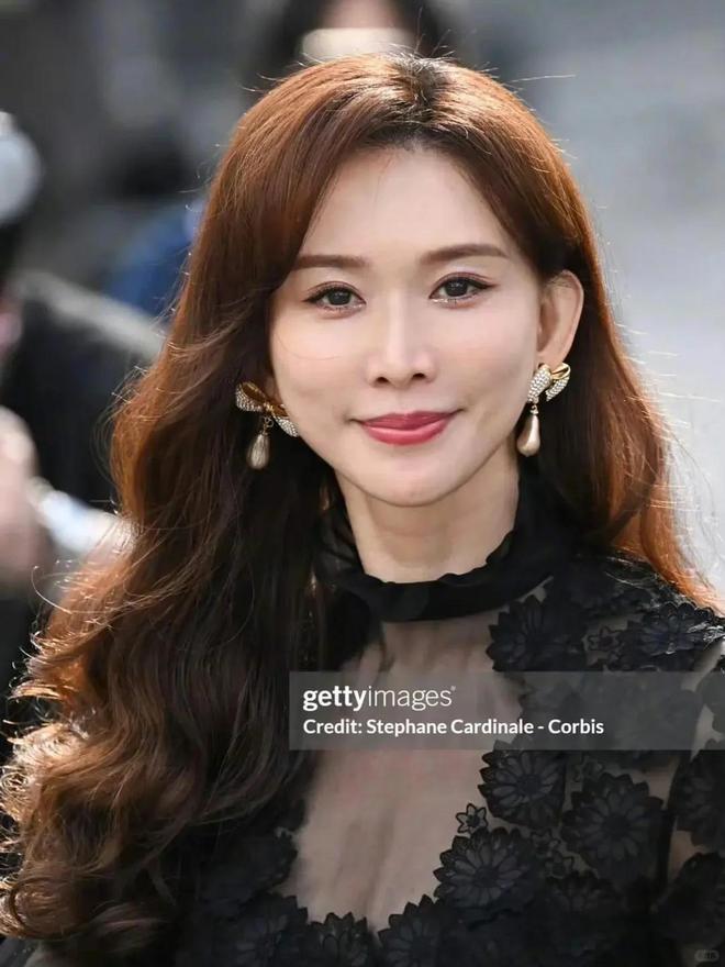 九游体育：惊艳全网！50岁林志玲穿粉瑜伽服晒健身照极致臀腰比如冻龄少女(图2)