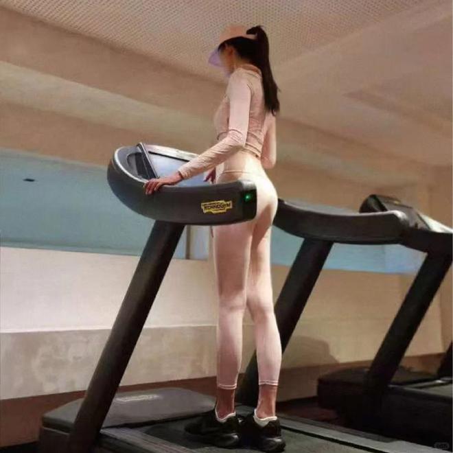 九游体育：惊艳全网！50岁林志玲穿粉瑜伽服晒健身照极致臀腰比如冻龄少女(图1)