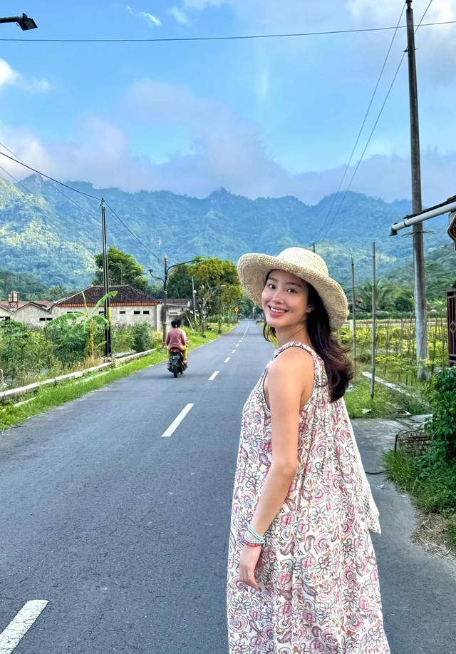 杨采钰晒孕期美照！素颜韵味十足坚持瑜伽锻炼纤细得让人羡慕(图4)
