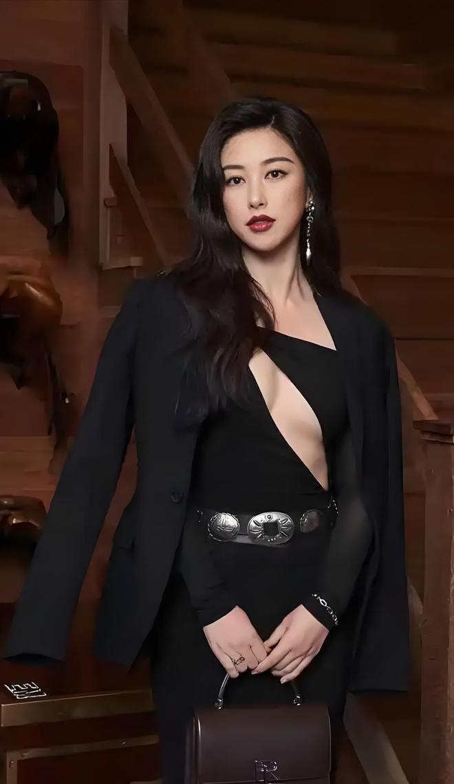 朱珠瑜伽服秀黄金腰臀比网友：夺命的腰夺魂的臀(图9)