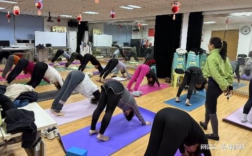 九游体育：公益瑜伽进社区畅享春日健康时光(图1)