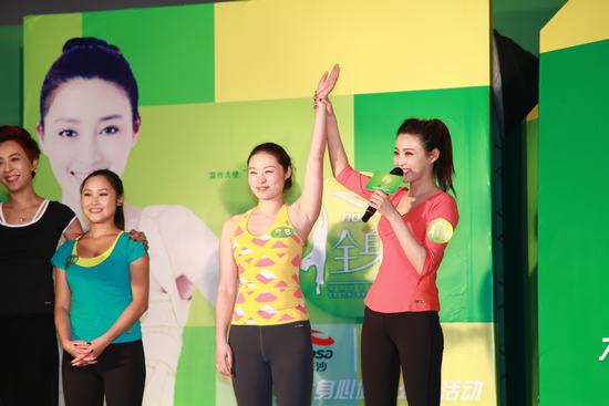 甘婷婷引领瑜伽服新风尚瑜伽公开课火爆江城(图1)