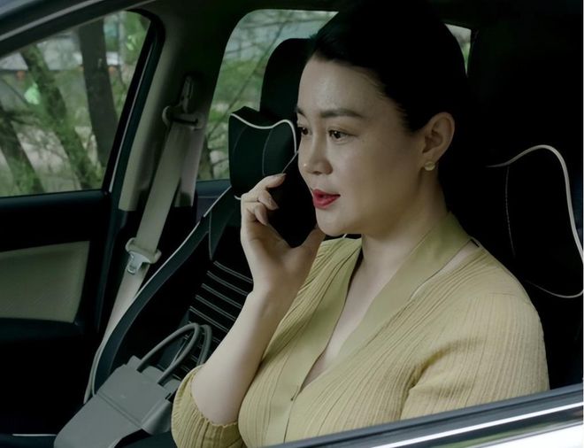 九游体育网站：42岁关婷娜透视白T曝光网友：这次真有眼光！(图2)