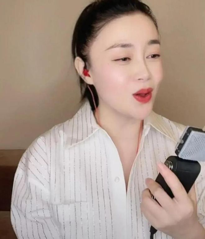 九游体育网站：42岁关婷娜透视白T曝光网友：这次真有眼光！(图5)