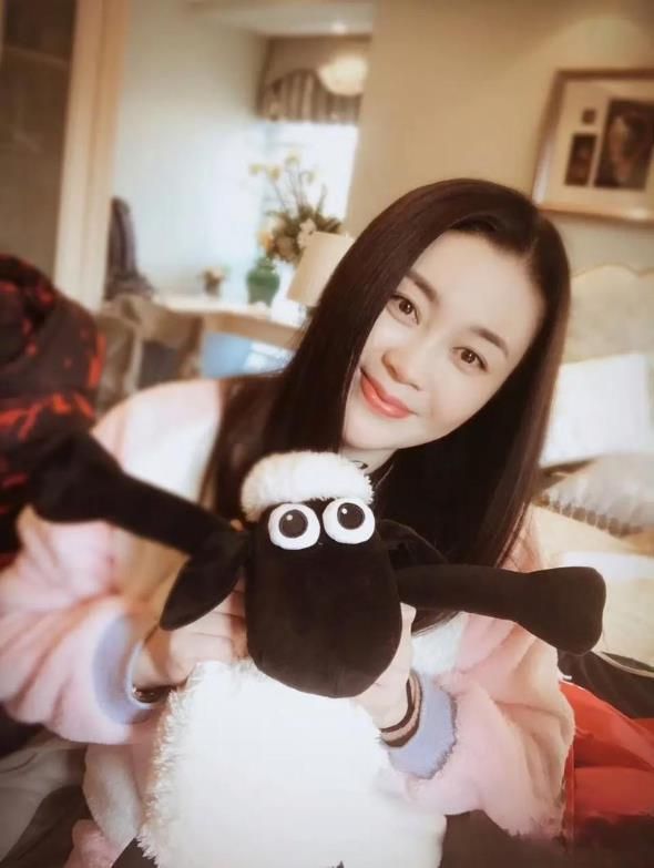 九游体育网站：42岁关婷娜透视白T曝光网友：这次真有眼光！(图6)