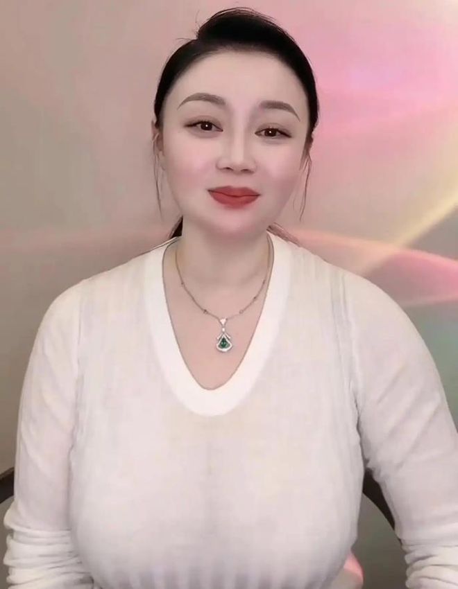 九游体育网站：42岁关婷娜透视白T曝光网友：这次真有眼光！(图3)