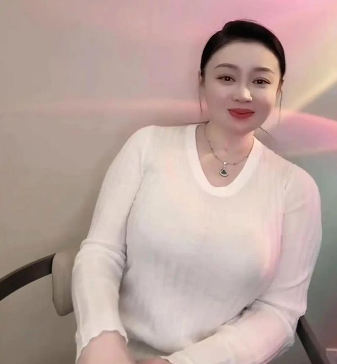 九游体育网站：42岁关婷娜透视白T曝光网友：这次真有眼光！(图4)