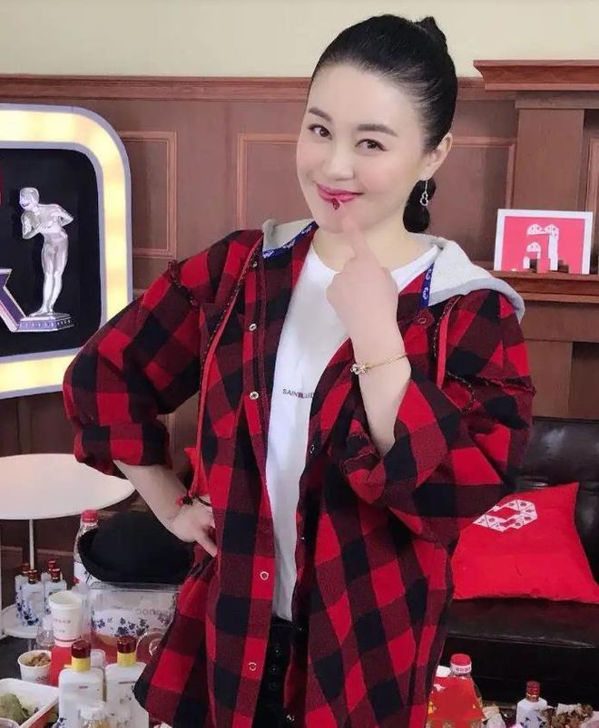 九游体育网站：42岁关婷娜透视白T曝光网友：这次真有眼光！(图8)