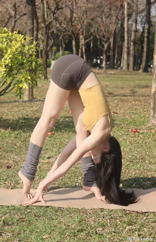 九游体育：长腿美女公园瑜伽秀身材网友：谁看了不迷糊？(图3)