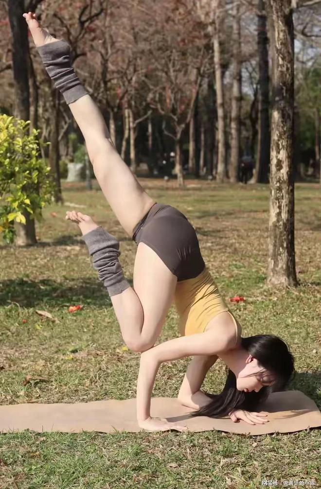 九游体育：长腿美女公园瑜伽秀身材网友：谁看了不迷糊？(图1)