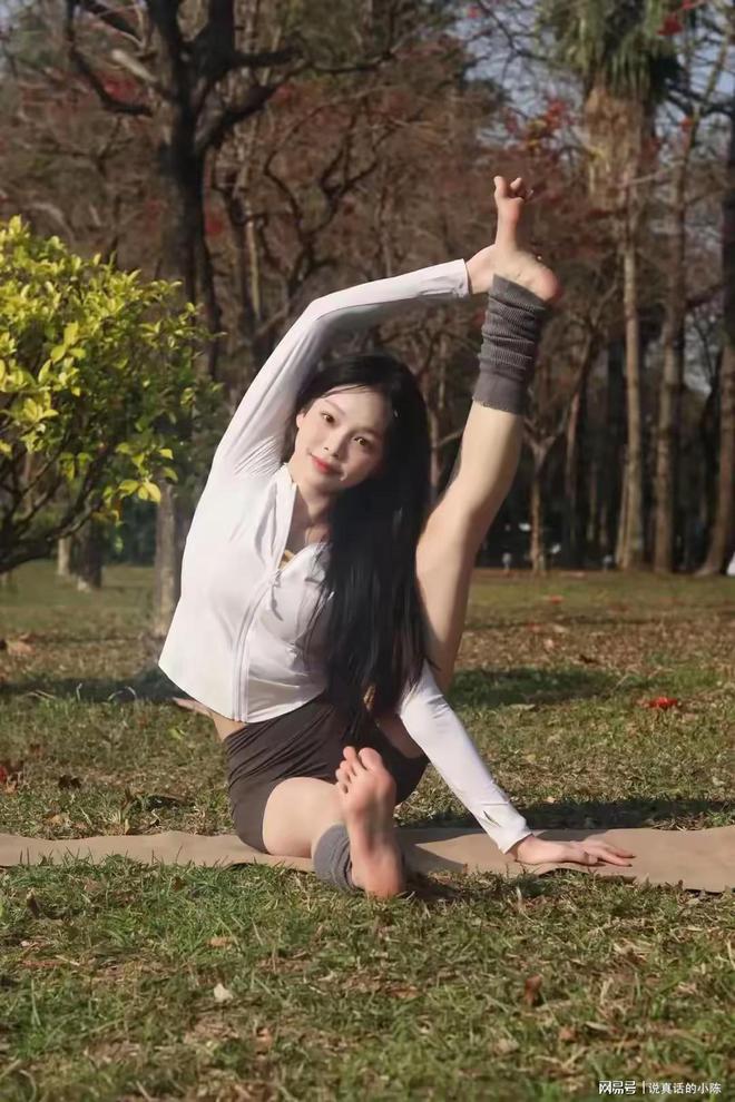 九游体育：长腿美女公园瑜伽秀身材网友：谁看了不迷糊？(图5)