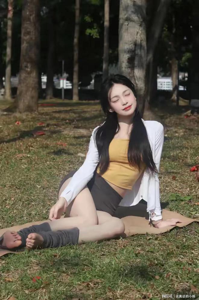 九游体育：长腿美女公园瑜伽秀身材网友：谁看了不迷糊？(图4)
