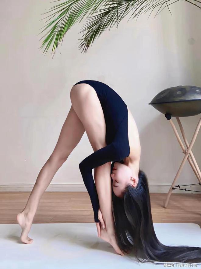九游体育：女子秀瑜伽高难度动作网友：这是秀动作？明明是秀身材(图4)