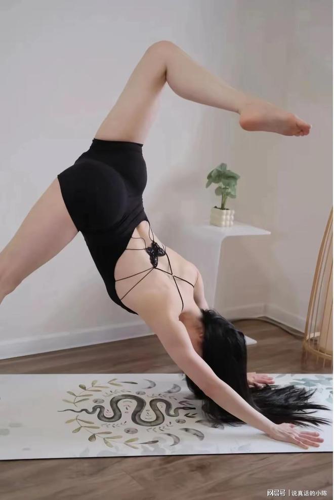 九游体育：女子秀瑜伽高难度动作网友：这是秀动作？明明是秀身材(图3)