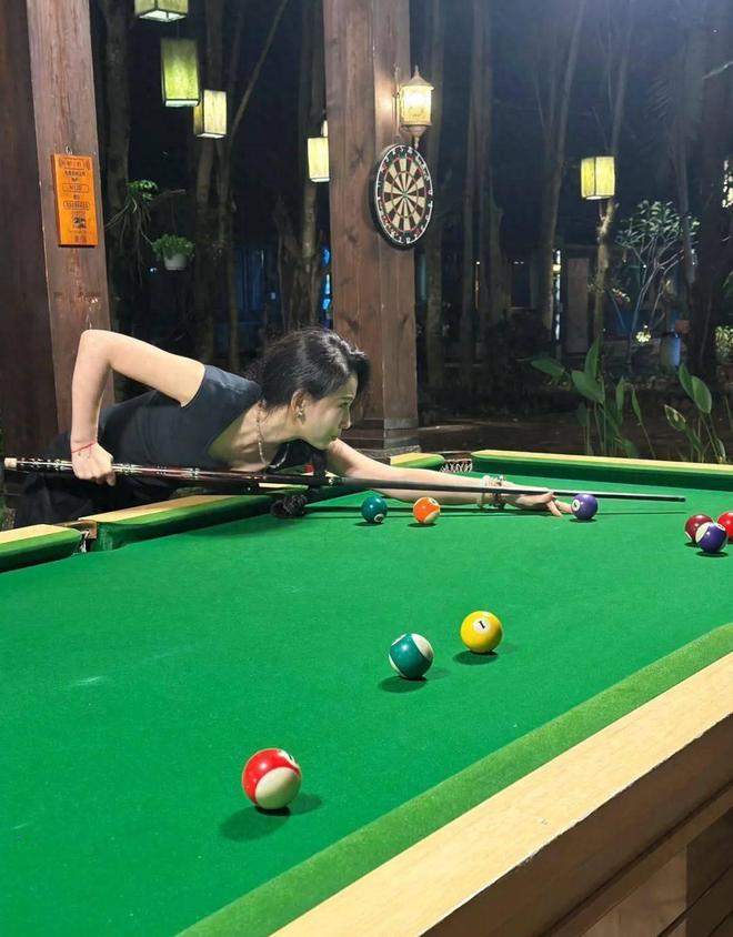 53岁汪峰90后女友打台球穿瑜伽衣又美又辣真人比电视上还美(图4)