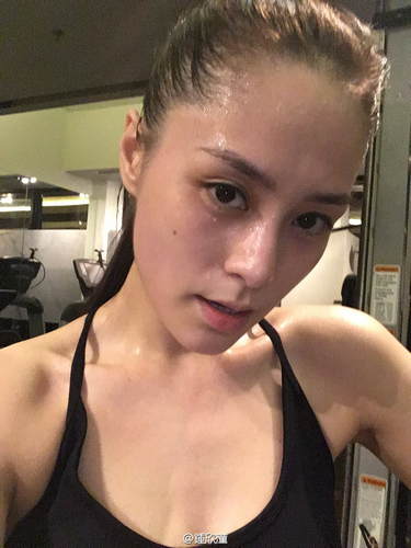 孙俪晒高难度瑜伽照细数娱乐圈女星健身照(图1)