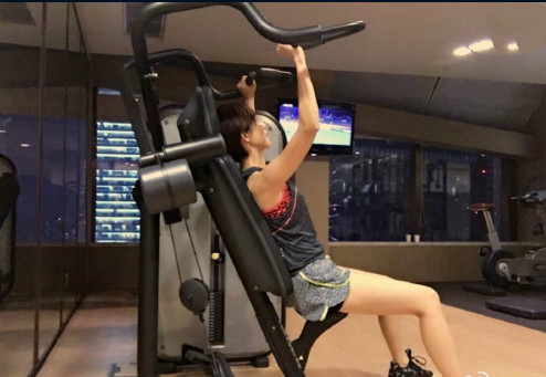 孙俪晒高难度瑜伽照细数娱乐圈女星健身照(图5)