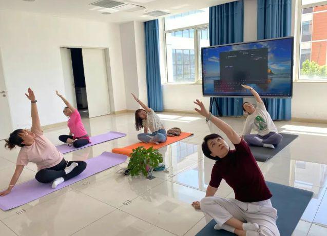 九游体育：医者仁心邂逅瑜伽柔韵太原市人民医院妙笔绘就职工健康绮梦长卷(图4)