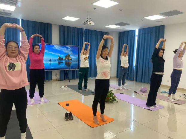 九游体育：医者仁心邂逅瑜伽柔韵太原市人民医院妙笔绘就职工健康绮梦长卷(图2)