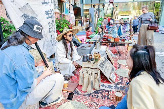 复兴公园首开百人瑜伽！花海里的生活节缘何受市民追捧(图3)