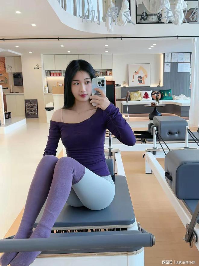 九游体育网站：33岁普拉提老师也要少女心呀解锁瑜伽新动作网友：爱了爱了(图1)