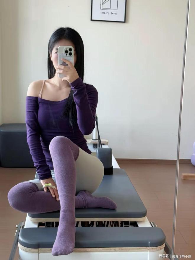 九游体育网站：33岁普拉提老师也要少女心呀解锁瑜伽新动作网友：爱了爱了(图4)