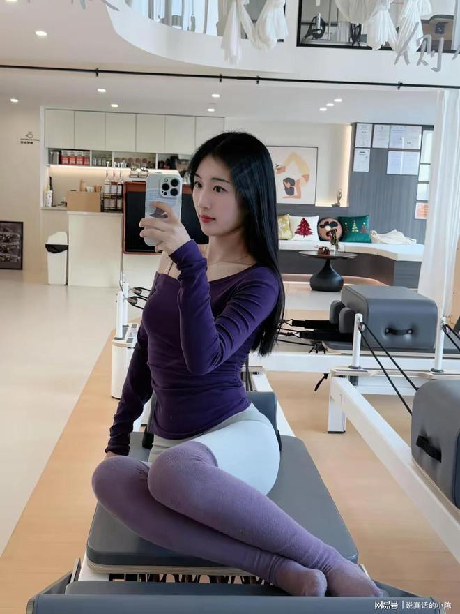 九游体育网站：33岁普拉提老师也要少女心呀解锁瑜伽新动作网友：爱了爱了(图2)