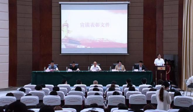 弘扬五四精神勇担时代使命学校隆重举行2024-2025学年五四表彰大会(图1)