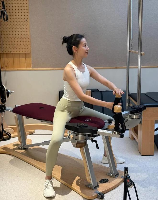 九游体育：45岁董洁带儿子回老家大连16岁顶顶头圆发质好陪妈妈练瑜伽(图4)