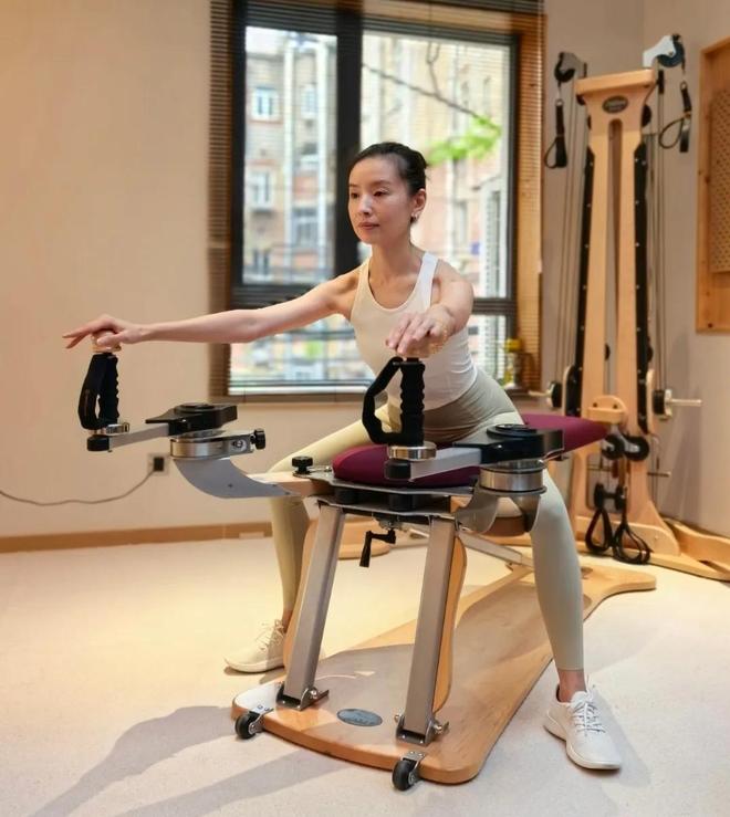 九游体育：45岁董洁带儿子回老家大连16岁顶顶头圆发质好陪妈妈练瑜伽(图5)