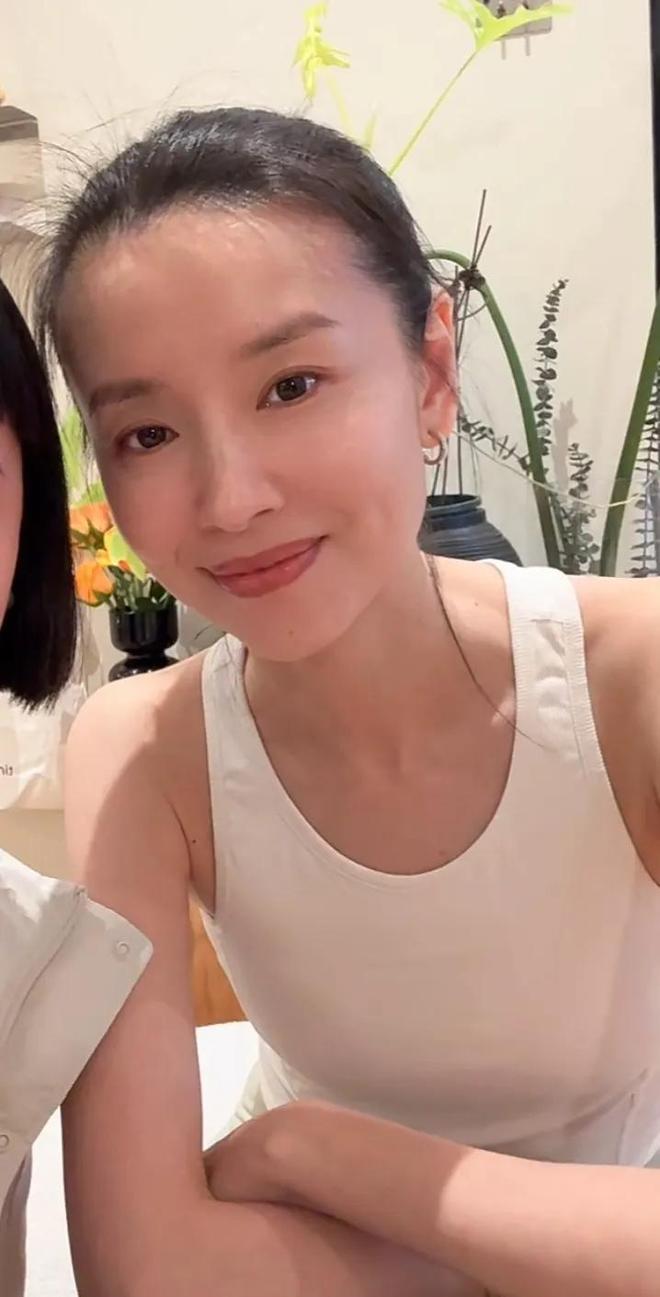 九游体育：45岁董洁带儿子回老家大连16岁顶顶头圆发质好陪妈妈练瑜伽(图2)
