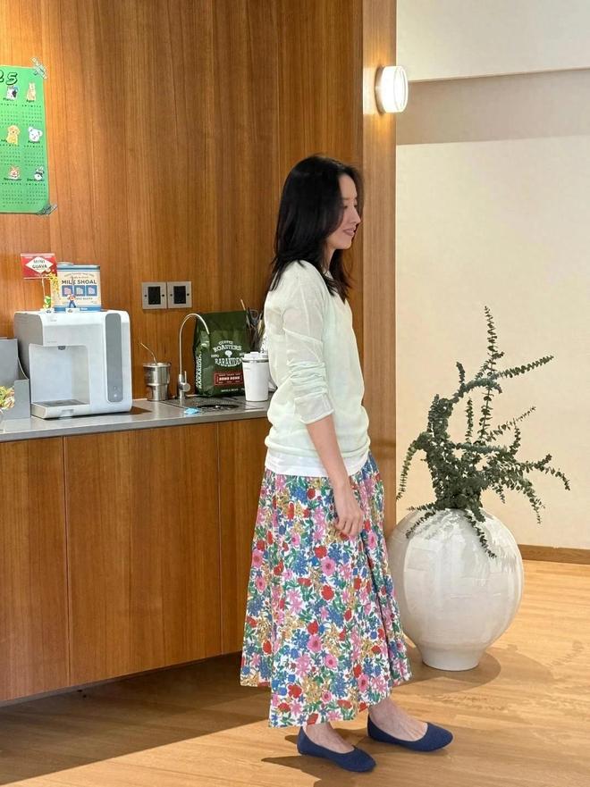 九游体育：45岁董洁带儿子回老家大连16岁顶顶头圆发质好陪妈妈练瑜伽(图1)