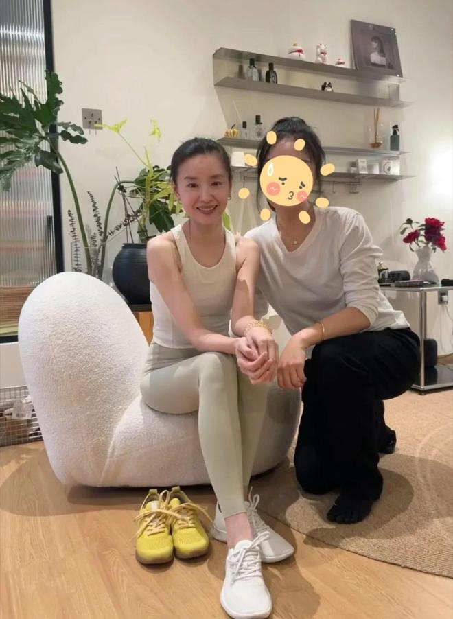 九游体育：45岁董洁带儿子回老家大连16岁顶顶头圆发质好陪妈妈练瑜伽(图3)
