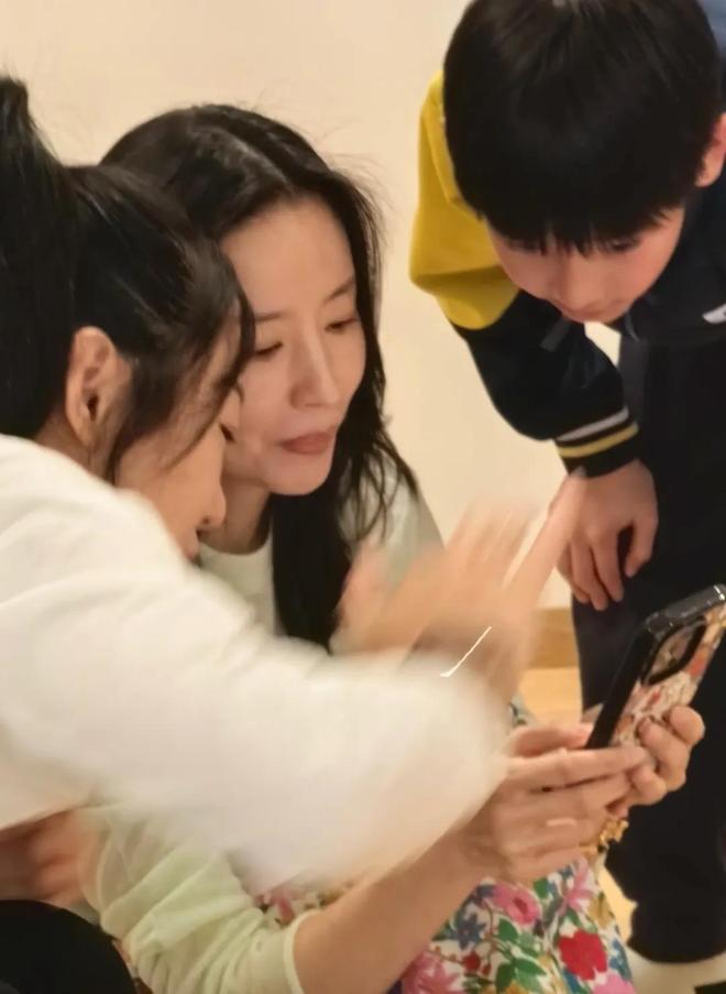 九游体育：45岁董洁带儿子回老家大连16岁顶顶头圆发质好陪妈妈练瑜伽(图6)