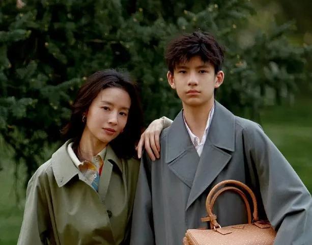九游体育：45岁董洁带儿子回老家大连16岁顶顶头圆发质好陪妈妈练瑜伽(图8)