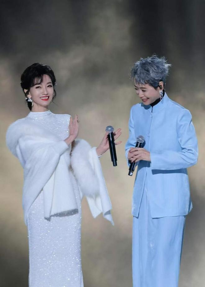 看完叶童的穿搭我悟了：阔腿裤不配运动鞋、色不过三优雅高级(图1)