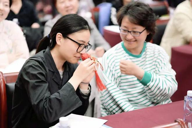 九游体育：白天上班晚上“上课”！市民艺术夜校春季班一片火热(图2)