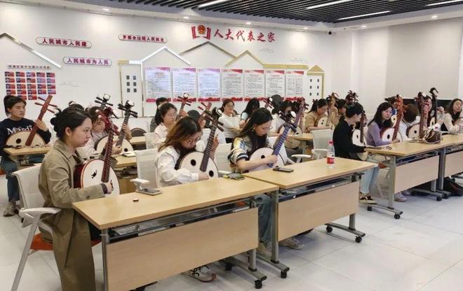 九游体育：白天上班晚上“上课”！市民艺术夜校春季班一片火热(图4)