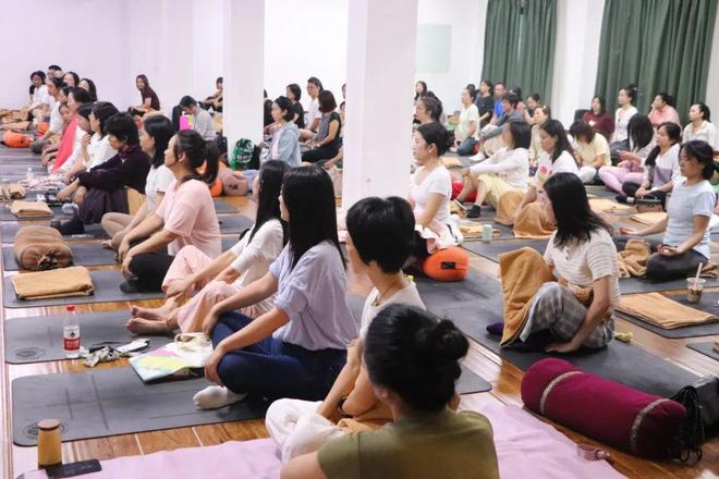 九游体育网站：不卡年龄学历还带薪养生：中年女性的天选职业是它？(图8)